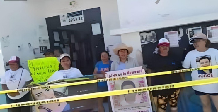 Madres buscadoras toman entrada de la Fiscalía de Quintana Roo