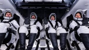 NASA acorta misión por primera vez en 65 años; nueva tripulación parte a la Estación Espacial Internacional