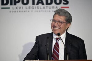 Ricardo Monreal inaugura exposición de automovilismo en San Lázaro