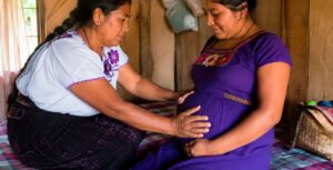Parteras tradicionales, puente entre la medicina ancestral y el sistema de salud en Michoacán