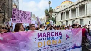 Activistas marchan en la CDMX para impulsar la propuesta de la «Ley Trasciende»