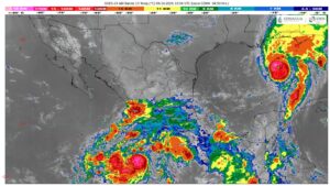 El huracán Simón continuará intensificándose frente a las costas del occidente de México.