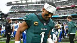 Eagles pierden a Jalen Hurts por un coágulo de sangre